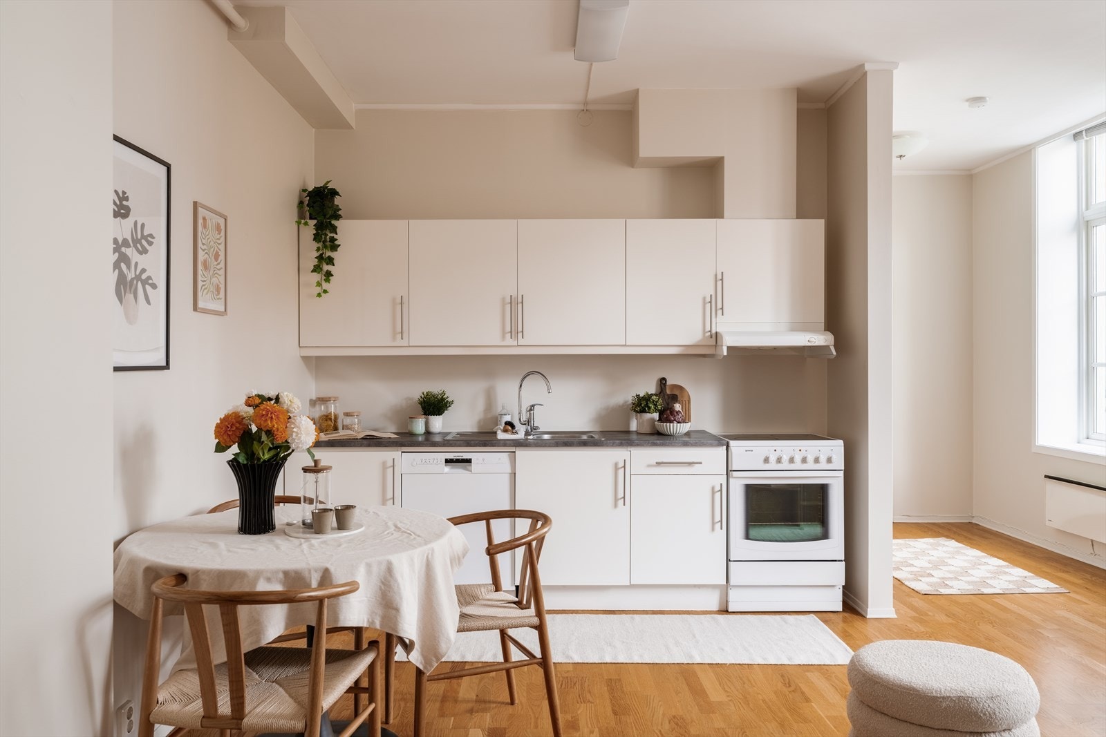 Kjøkkeninnredningen er fra 2009 og holder normal standard. Innredningen består av skap- og skuffeløsninger med glatte, fabrikklakkerte fronter. Galleribilde