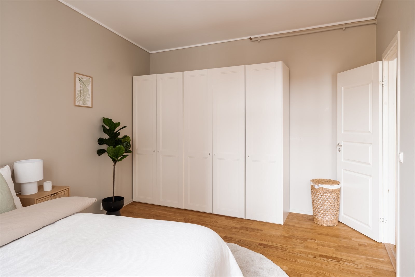 Soverommet har gode oppbevaringsløsninger som gir rikelig med plass til klær og utstyr. Galleribilde