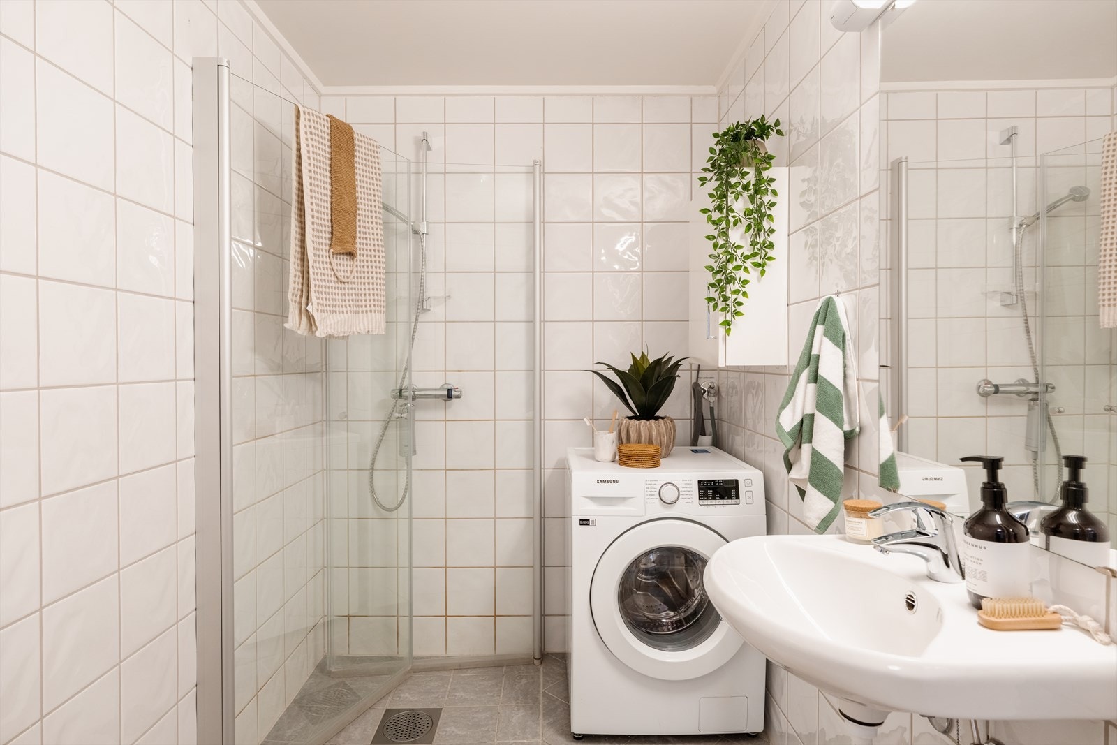 Baderommet er ifølge eier etablert eller rehabilitert i 2009. Gulvet er flislagt og utstyrt med elektriske varmekabler. Galleribilde