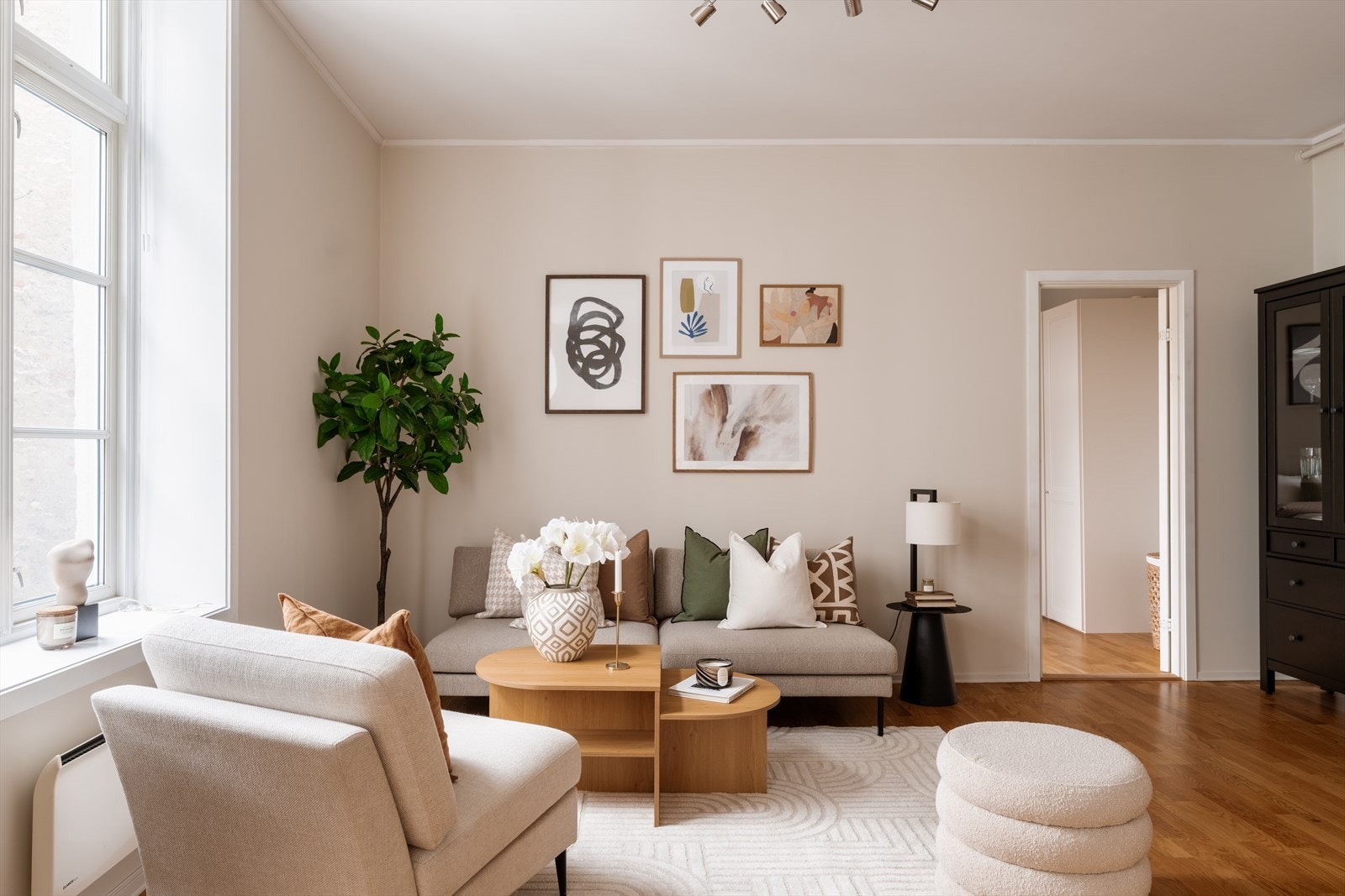 Gulvet er belagt med 3-stavs parkett, og veggene har glatte, malte overflater (2026). Himlingen er glatt og malt. Galleribilde