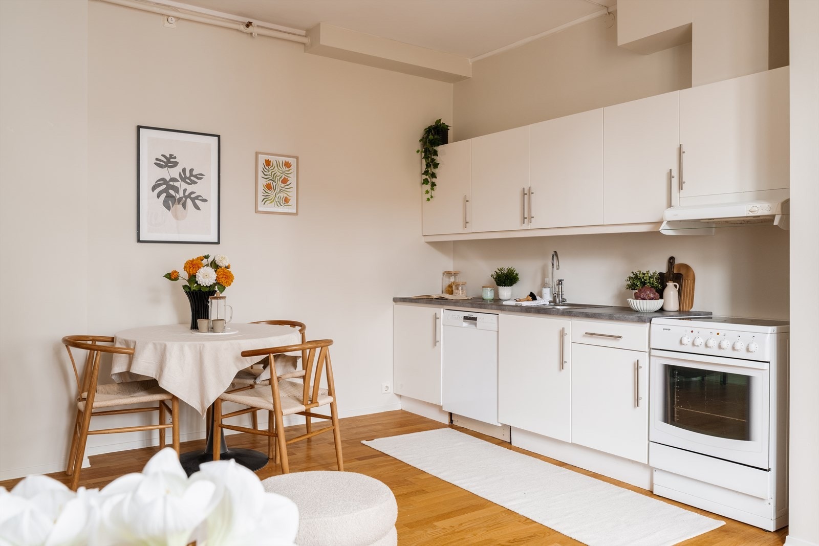 Kjøkkenet fremstår som vedlikeholdt og funksjonelt ut fra alder. Mekanisk avtrekksventilasjon via kjøkkenventilator. Galleribilde