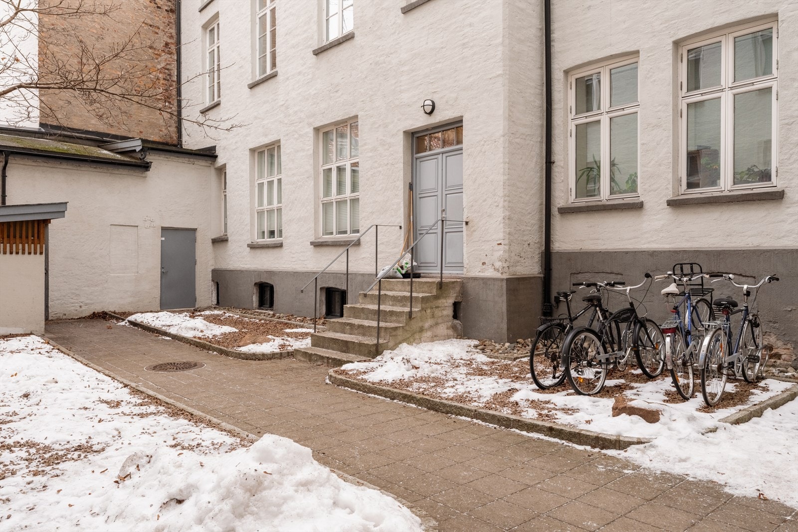 Leiligheten er skjermet og fredelig beliggende i et indre gårdsrom, med praktisk sykkelparkering tilgjengelig. Galleribilde