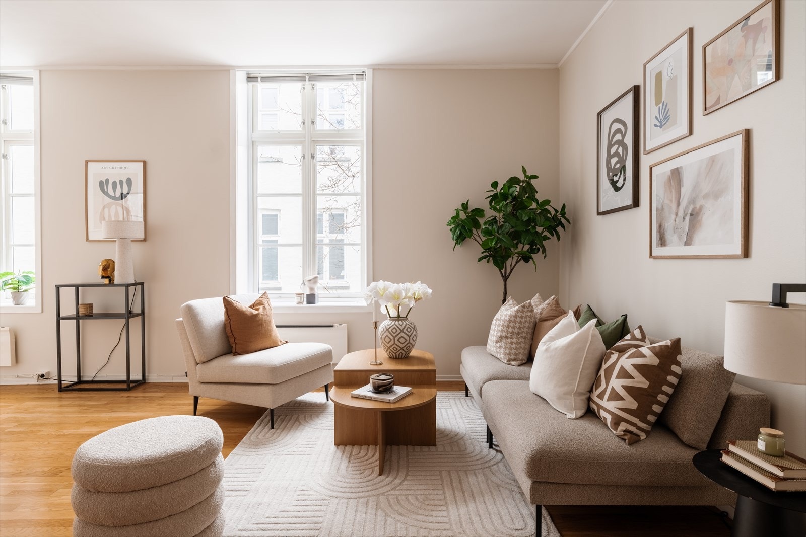 Her får du en lys og lekker 2-roms midt i smørøyet av Oslo, samtidig som leiligheten i sin helhet har en tilbaketrukket beliggenhet inn mot rolig gårdsrom. Galleribilde