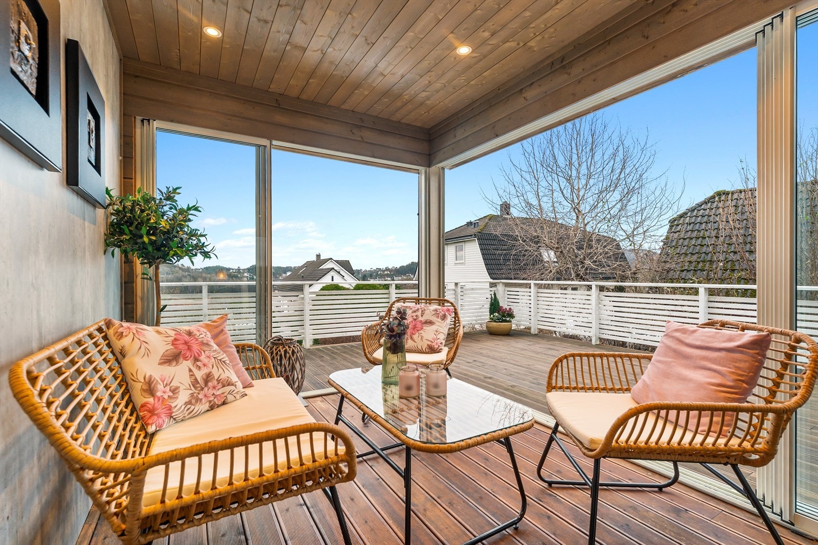 Trivelig hagestue som gir en forlengelse av sommeren Galleribilde