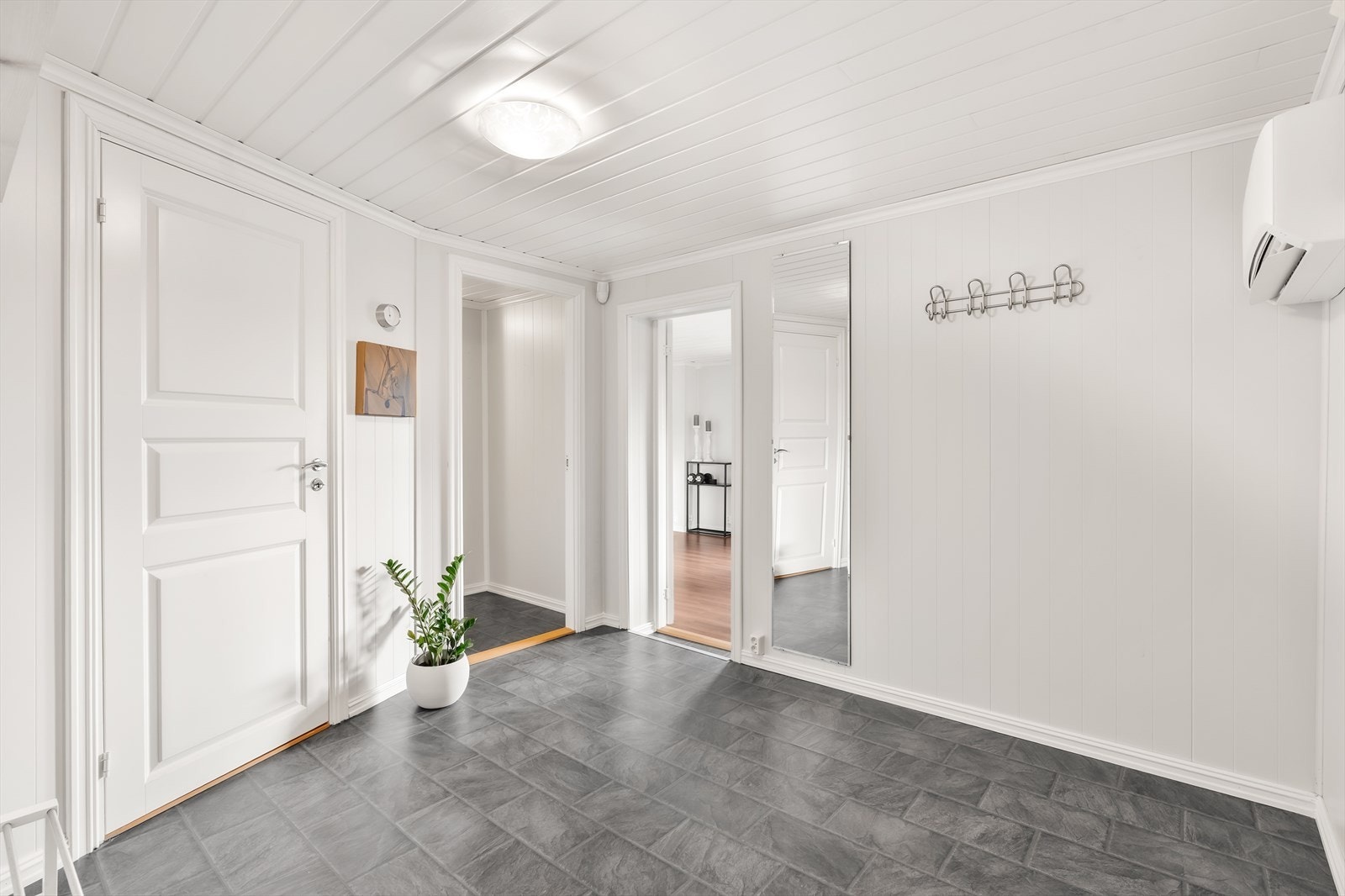 Varmepumpe for energieffektiv oppvarming av kjelleretasjen Galleribilde