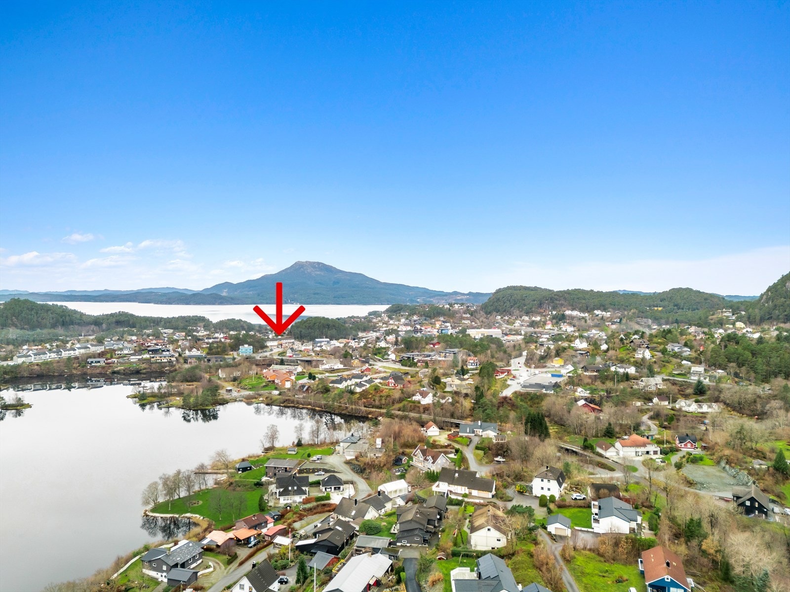 Kort gange til Sagvåg sentrum (ref. pil) via Baneveien/gangvei Galleribilde