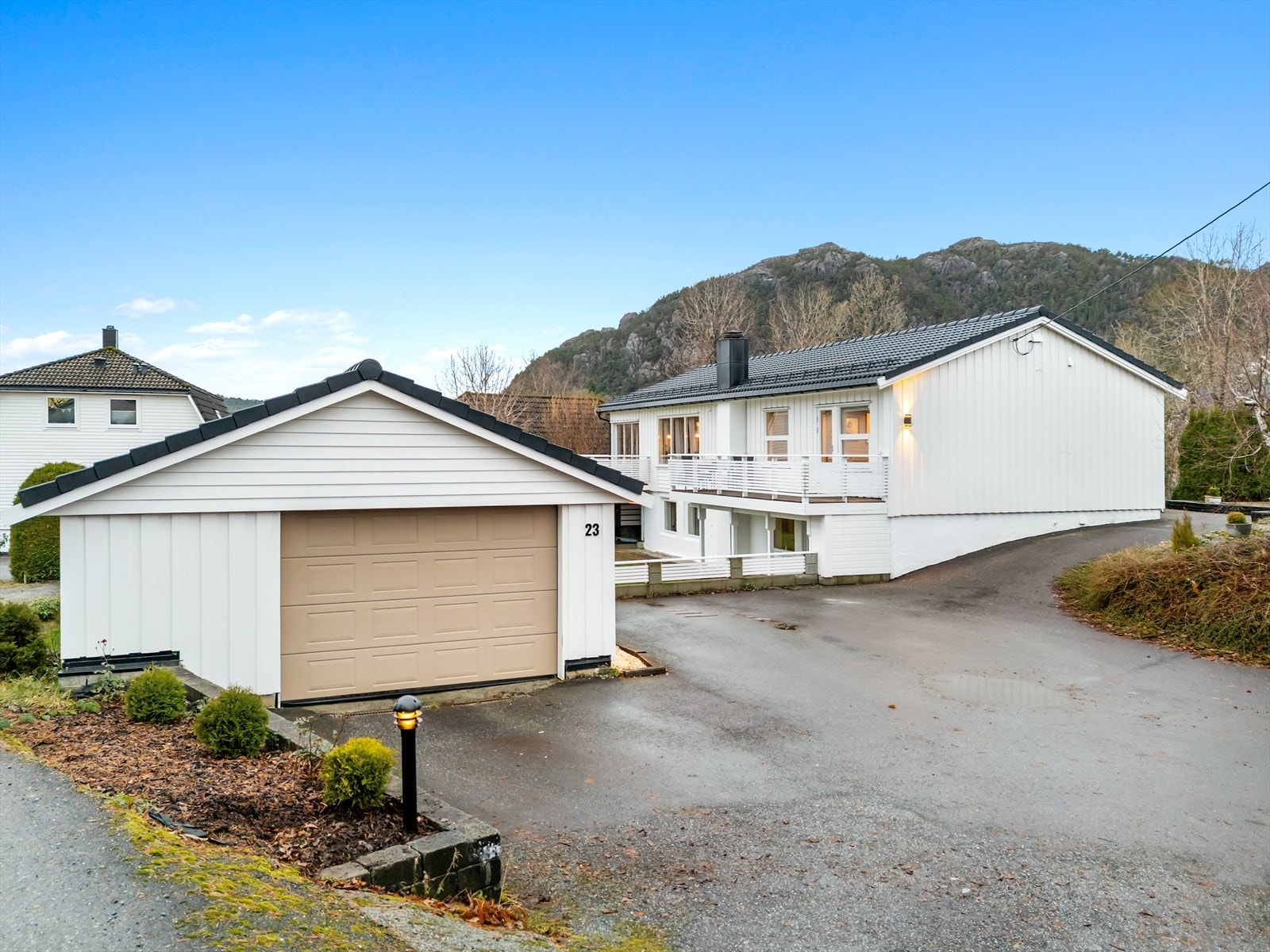 Ny kledning på garasje i 2024 Galleribilde