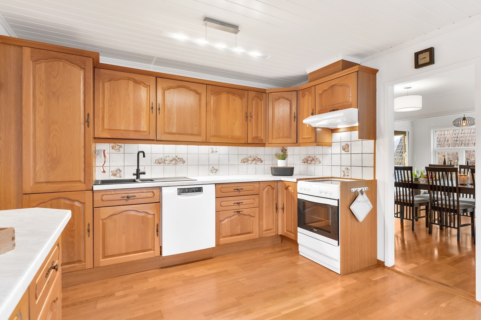 Eikekjøkken fra tilbyggingsår 1992 Galleribilde