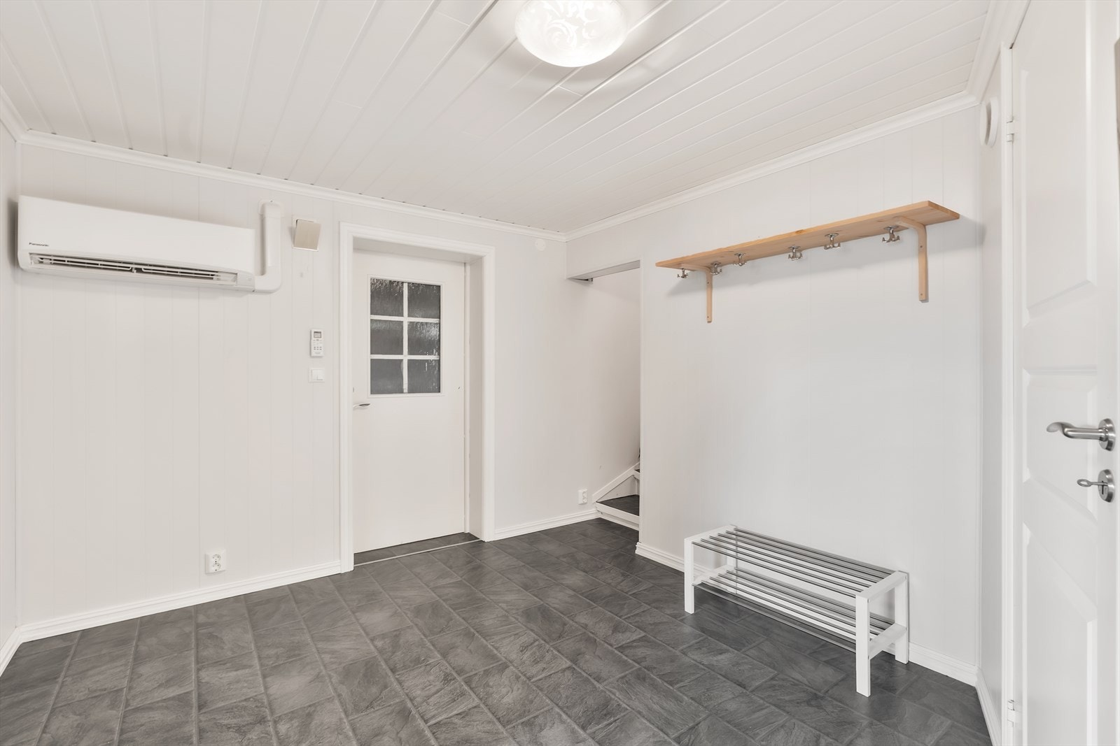 Utgang til overbygd inngangsparti (under terrassen) Galleribilde