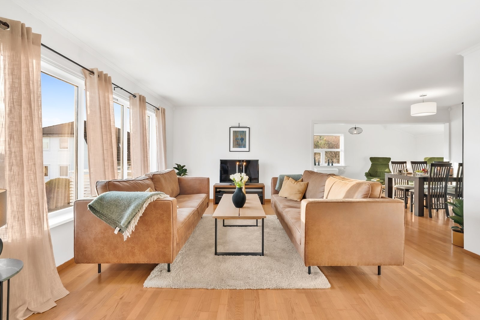 Romslig stue med plass til flere sittegruppe Galleribilde