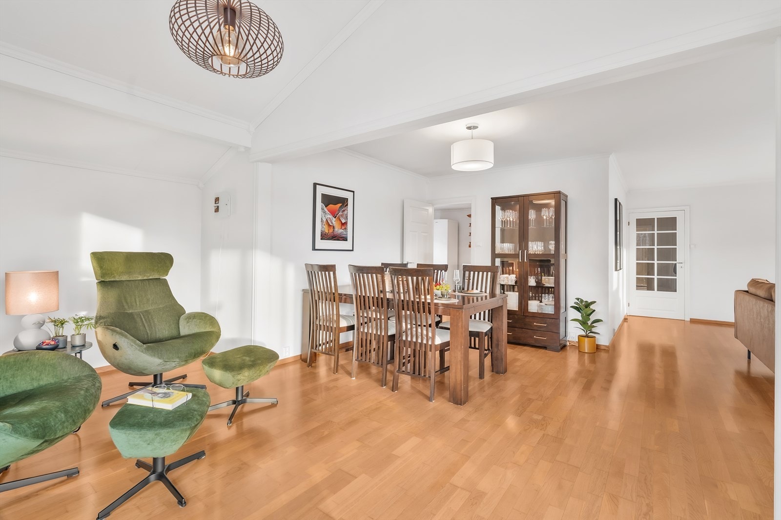 God plass til stort spisebord til hyggelige samlinger Galleribilde