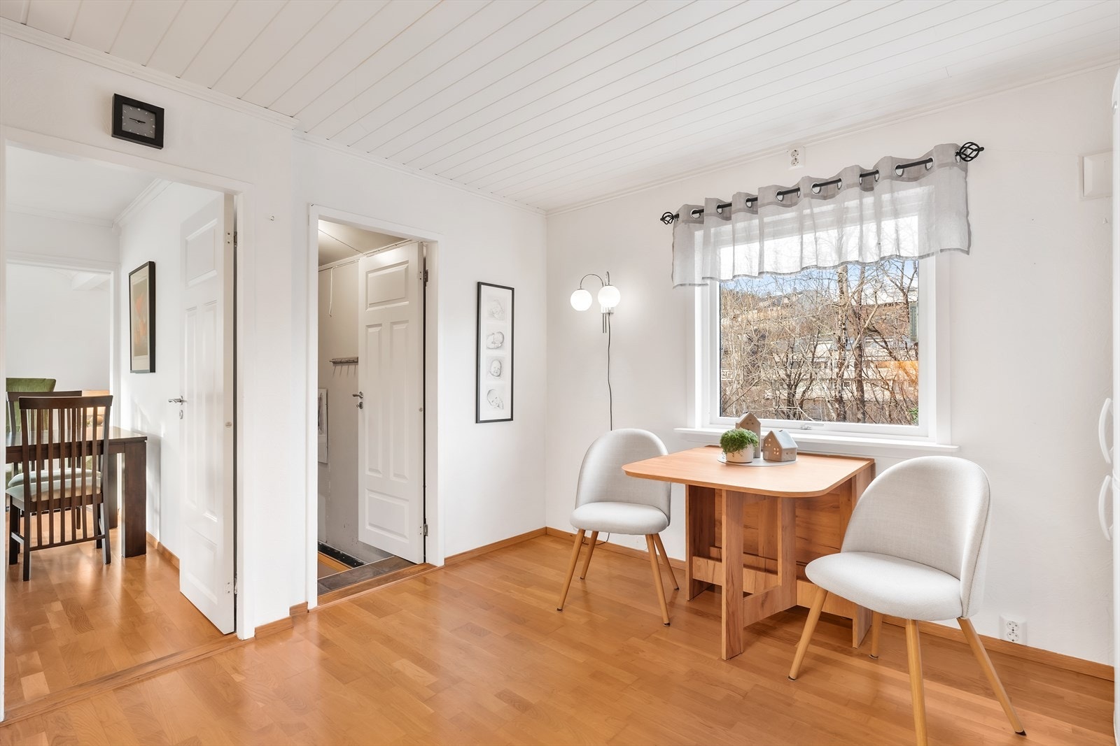 Spiseplass på kjøkken m/nedgang til kjeller Galleribilde