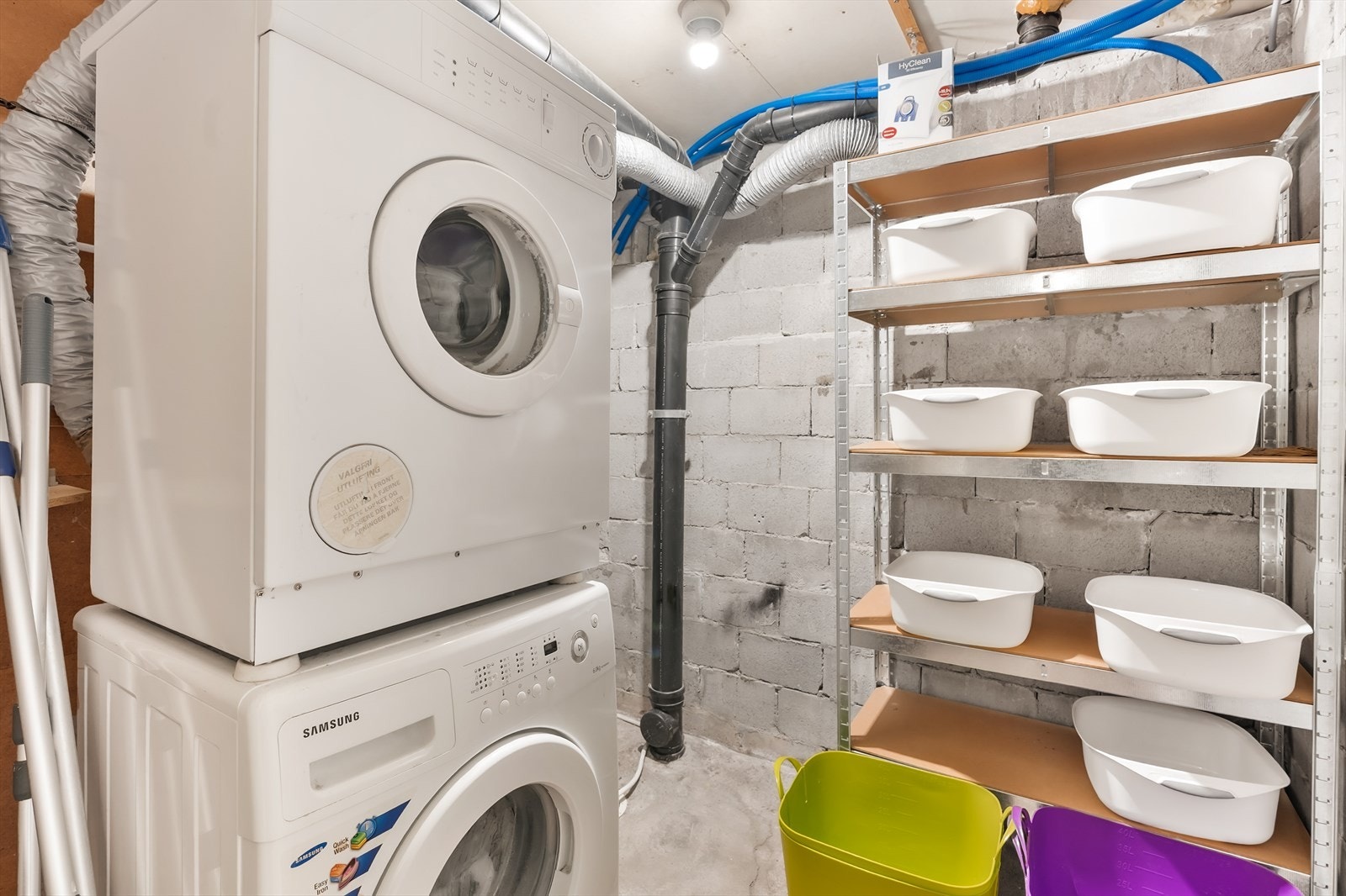 Vaskemaskin og eldre tørketrommel er inkludert i salget Galleribilde