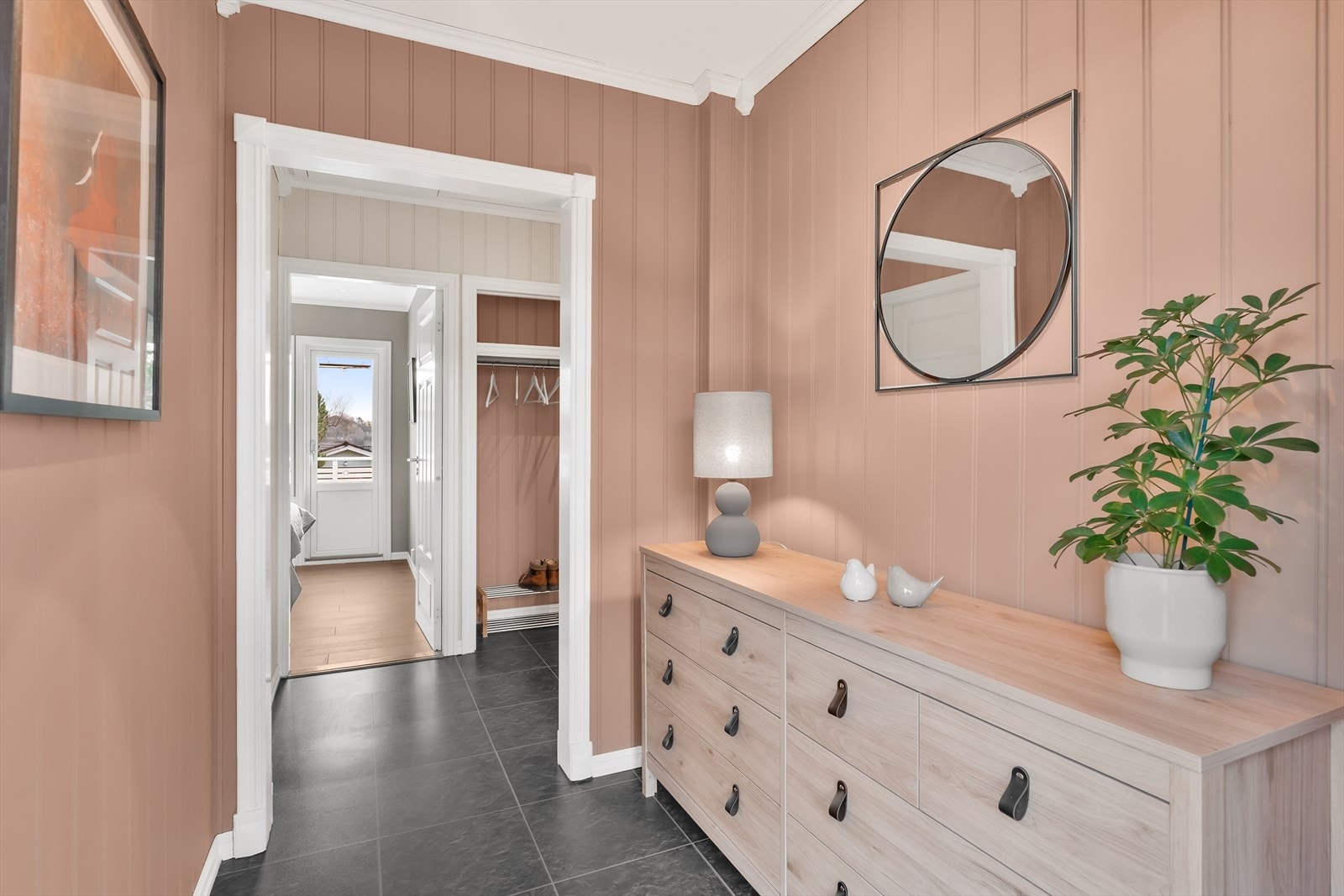 Garderobeoppheng i mellomgang Galleribilde