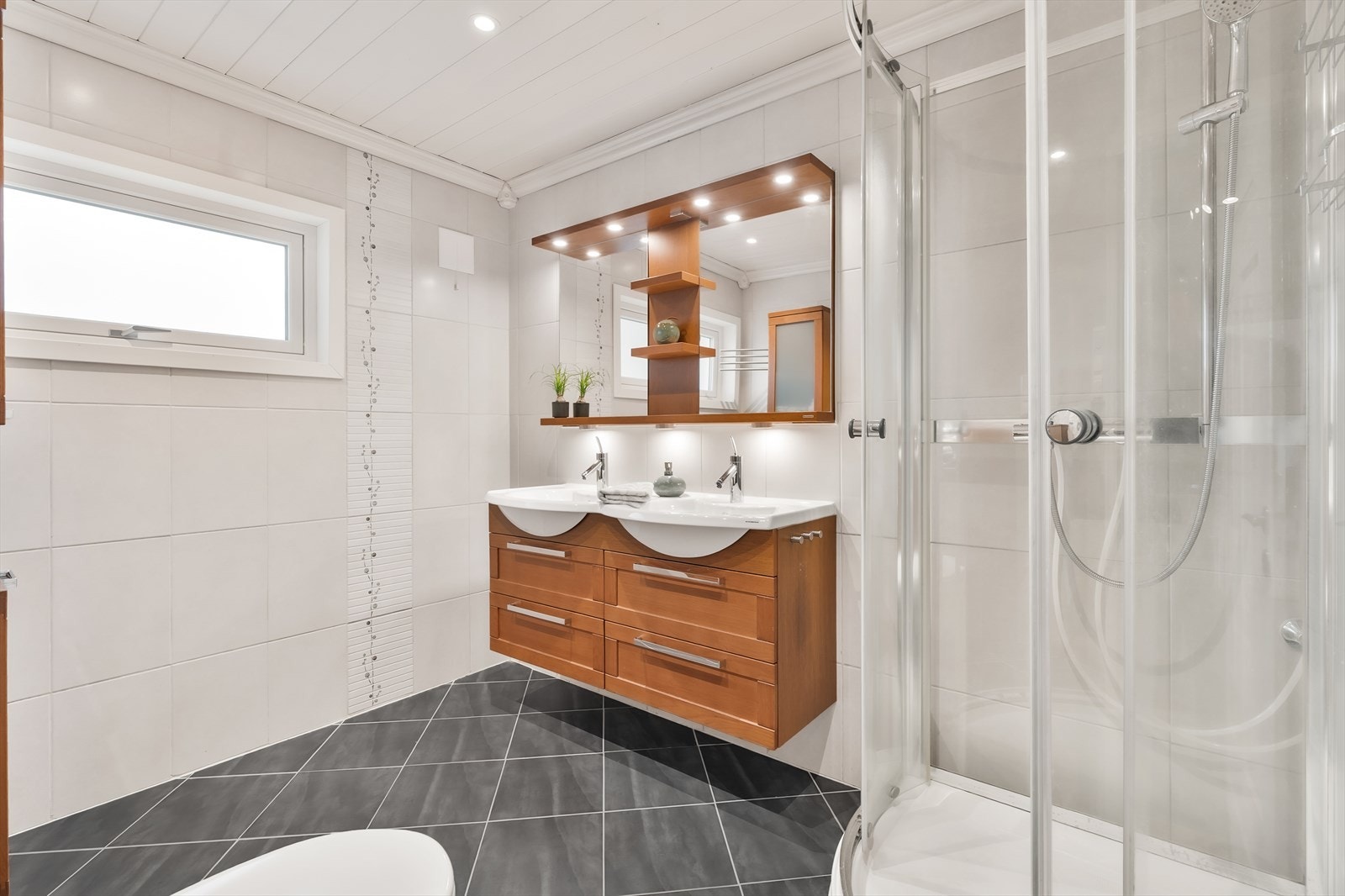 Nye downlights montert over speil og i himling i 2025 Galleribilde