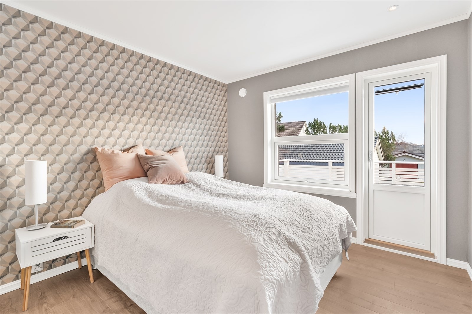 Hovedsoverom med utgang til balkong- vindu og balkongdør skiftet i 2022 Galleribilde