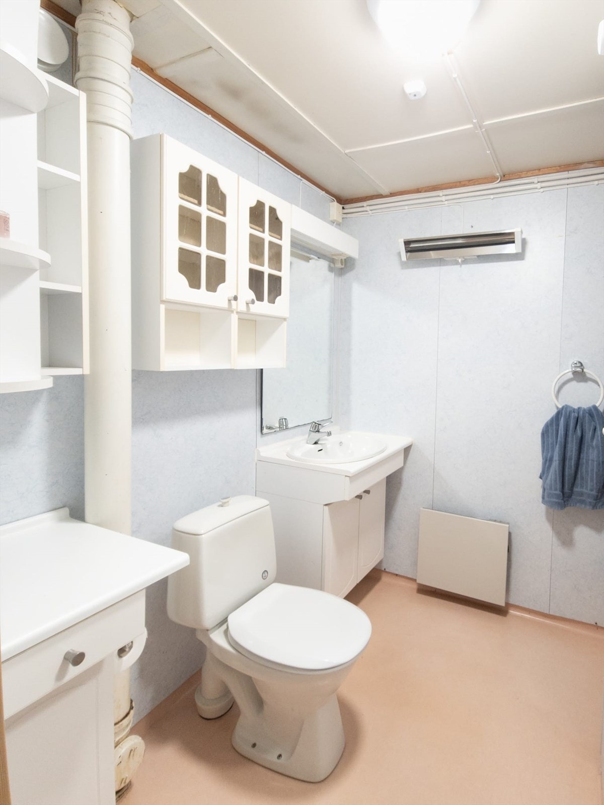 Bad av eldre dato i kjeller Galleribilde