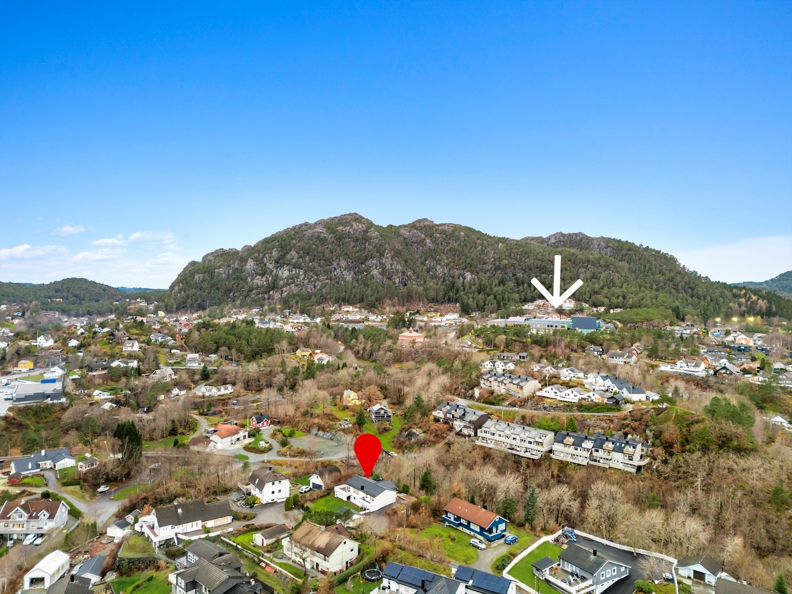 Nærhet til idrettsanlegg og Nysæter ungdomskole (ref pil) Galleribilde