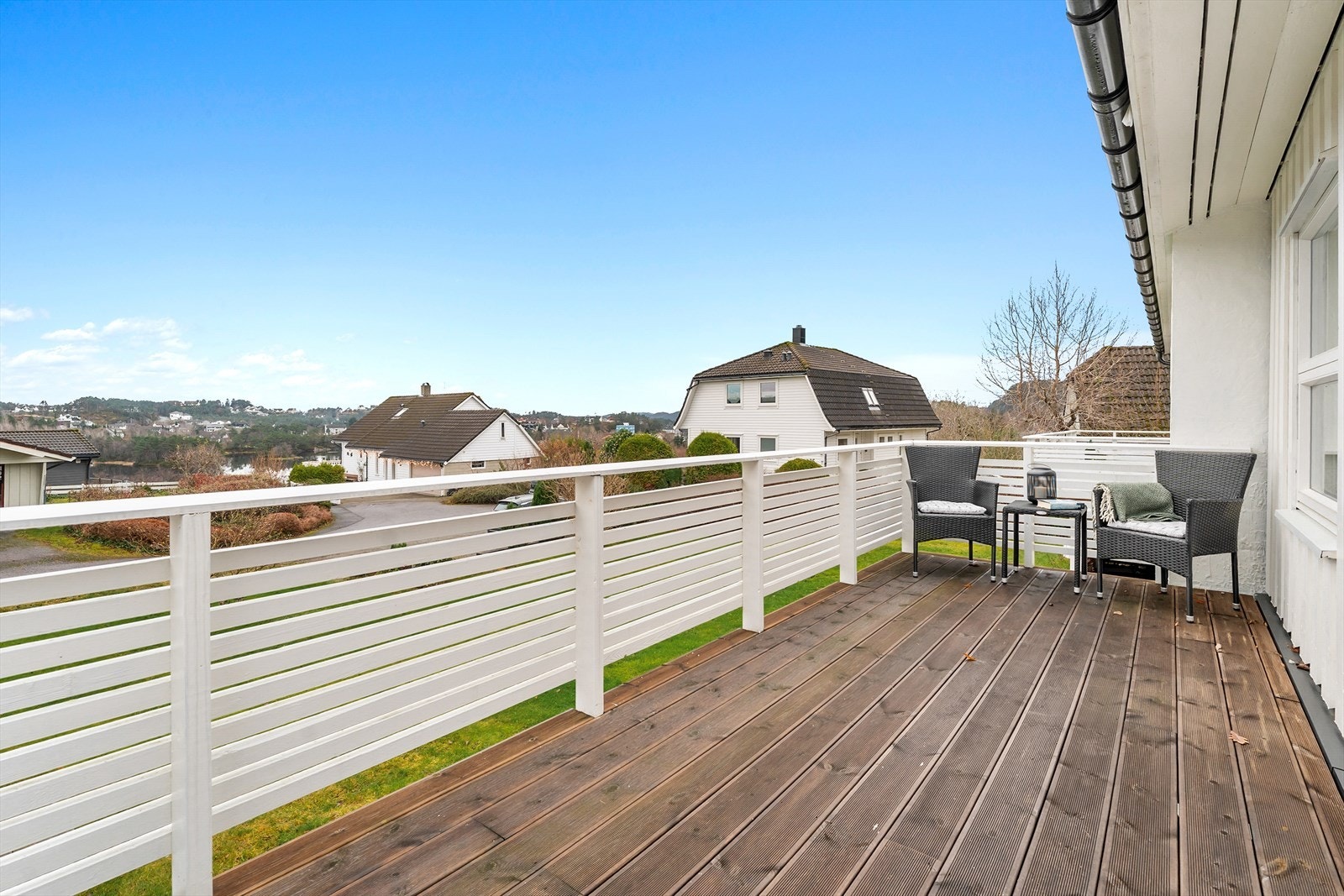 Balkong ut fra soverom m/nytt terrassedekke og rekkverk i 2022 Galleribilde