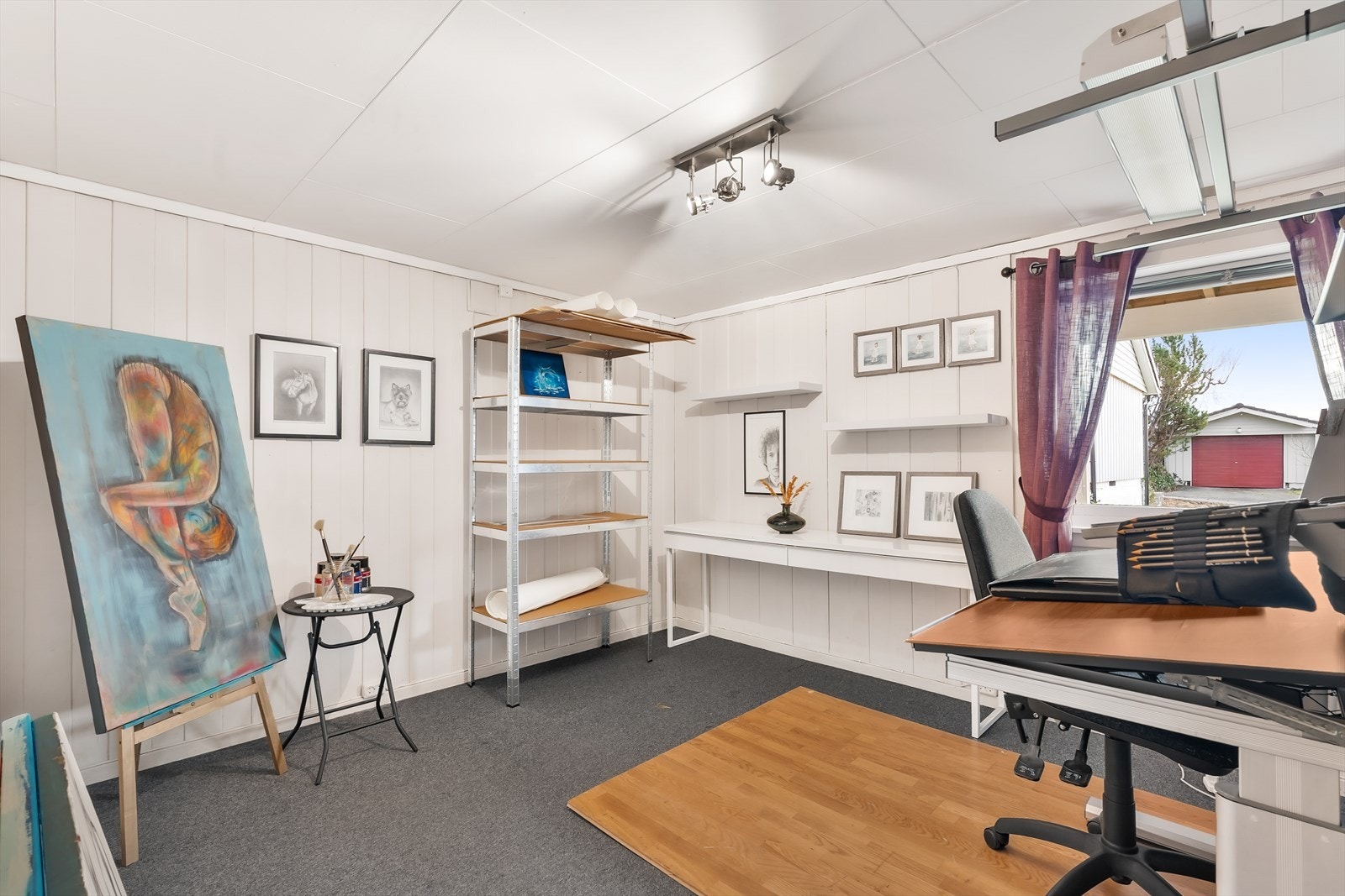 Innredet hobbyrom m/stort vindu som slipper godt med dagslys inn i rommet Galleribilde