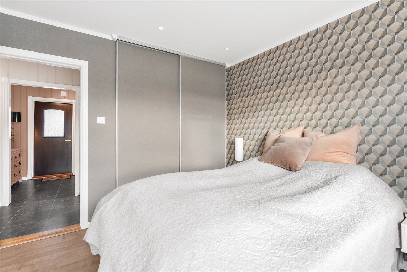 Tapetsert skyvedørsgarderobe Galleribilde