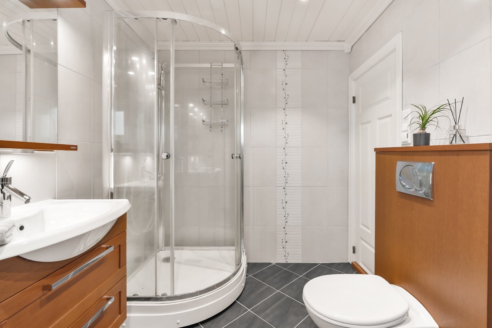 Fint, helfliset bad med dusjkabinett Galleribilde