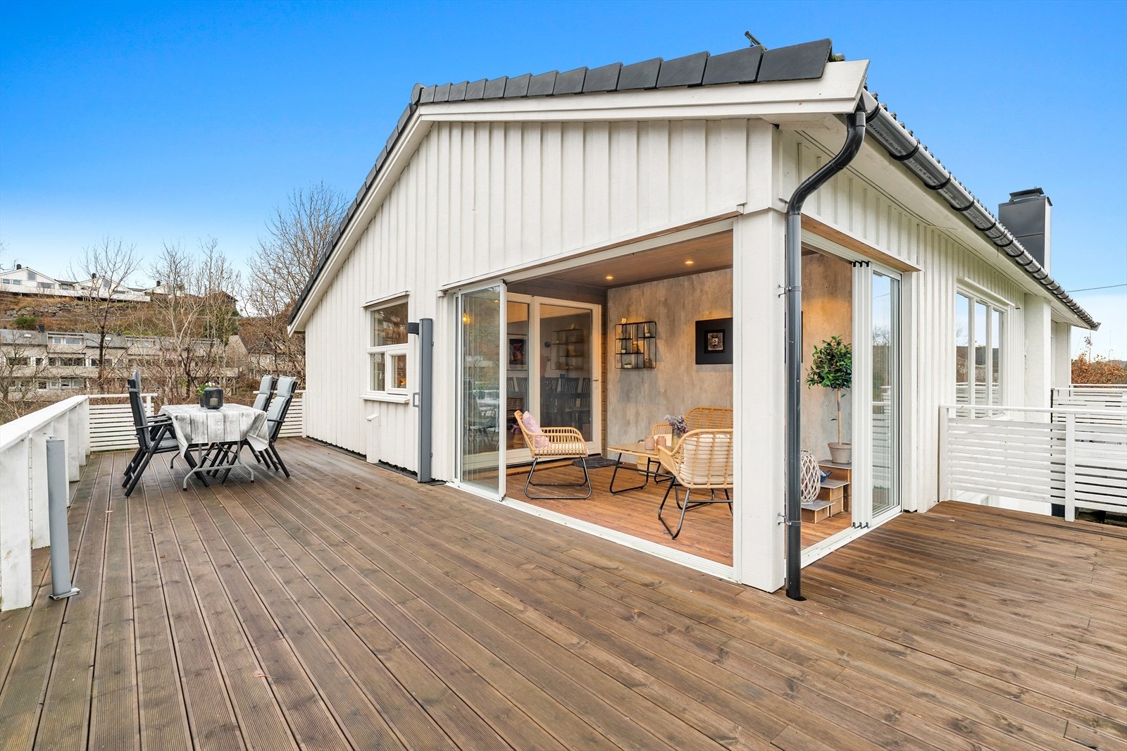 Stor, solrik terrasse m/hagestue Galleribilde