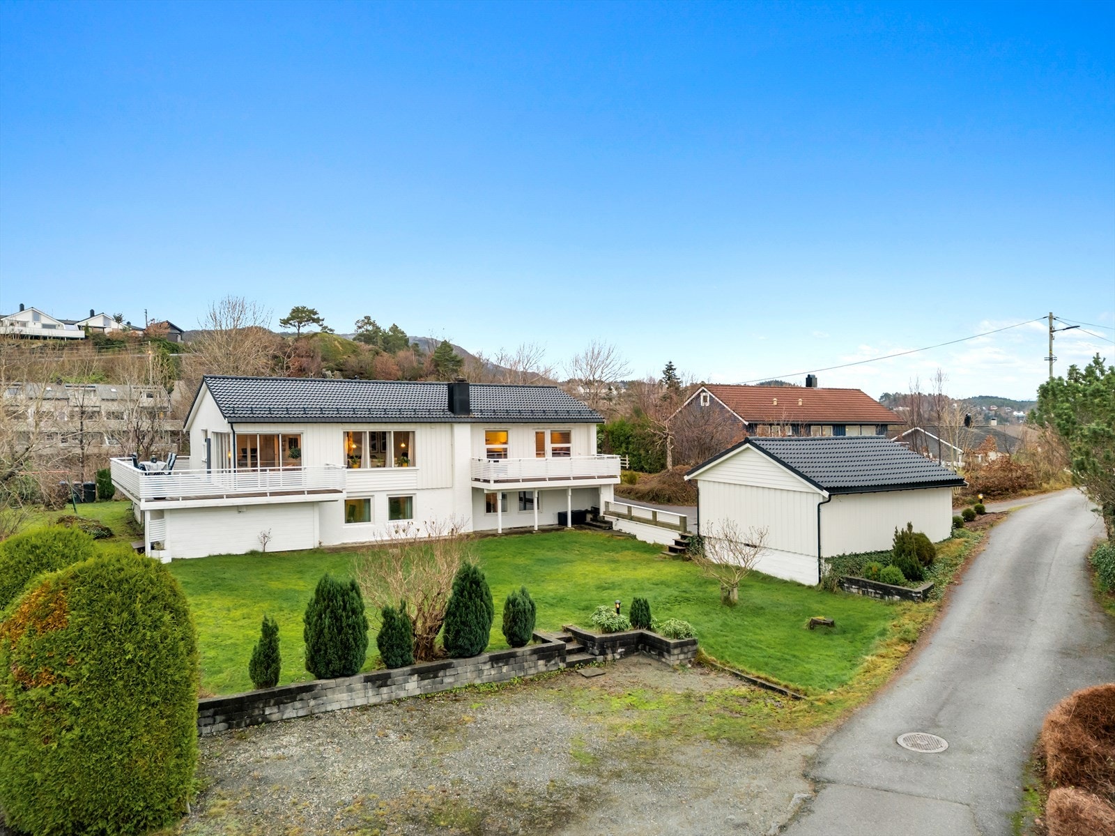 Gruset del av endetomten gir ekstra en parkeringsplass Galleribilde