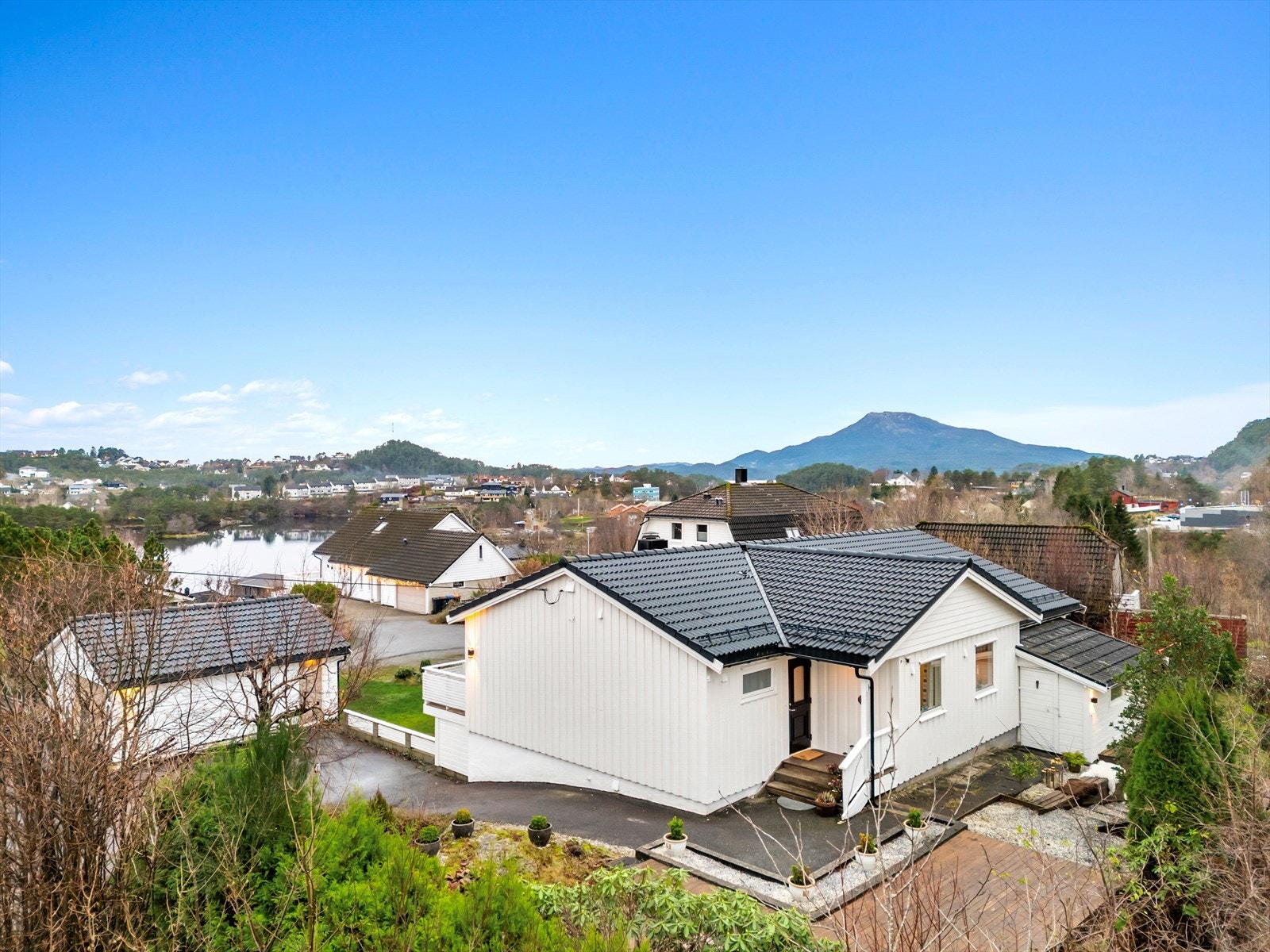 Nytt, utvendig tak fra 2019 på både garasje og bolig Galleribilde