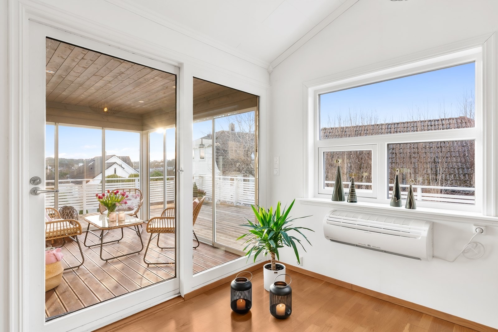 Skyvedører ut til hagestuen Galleribilde