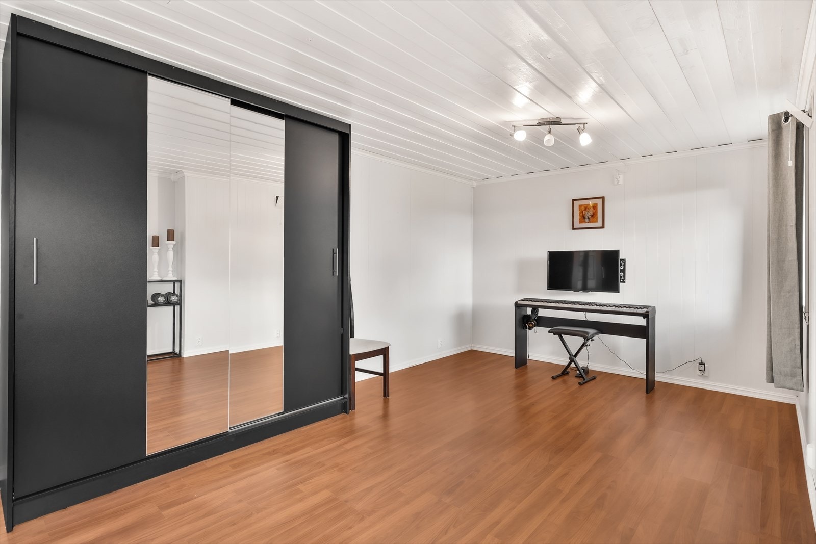 Stort garderobeskap montert i kjellerstue Galleribilde