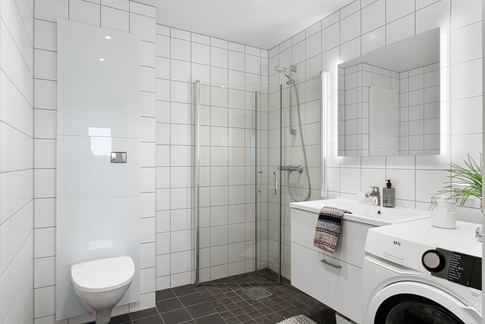 Flott helfliset kombinert bad og vaskerom Galleribilde