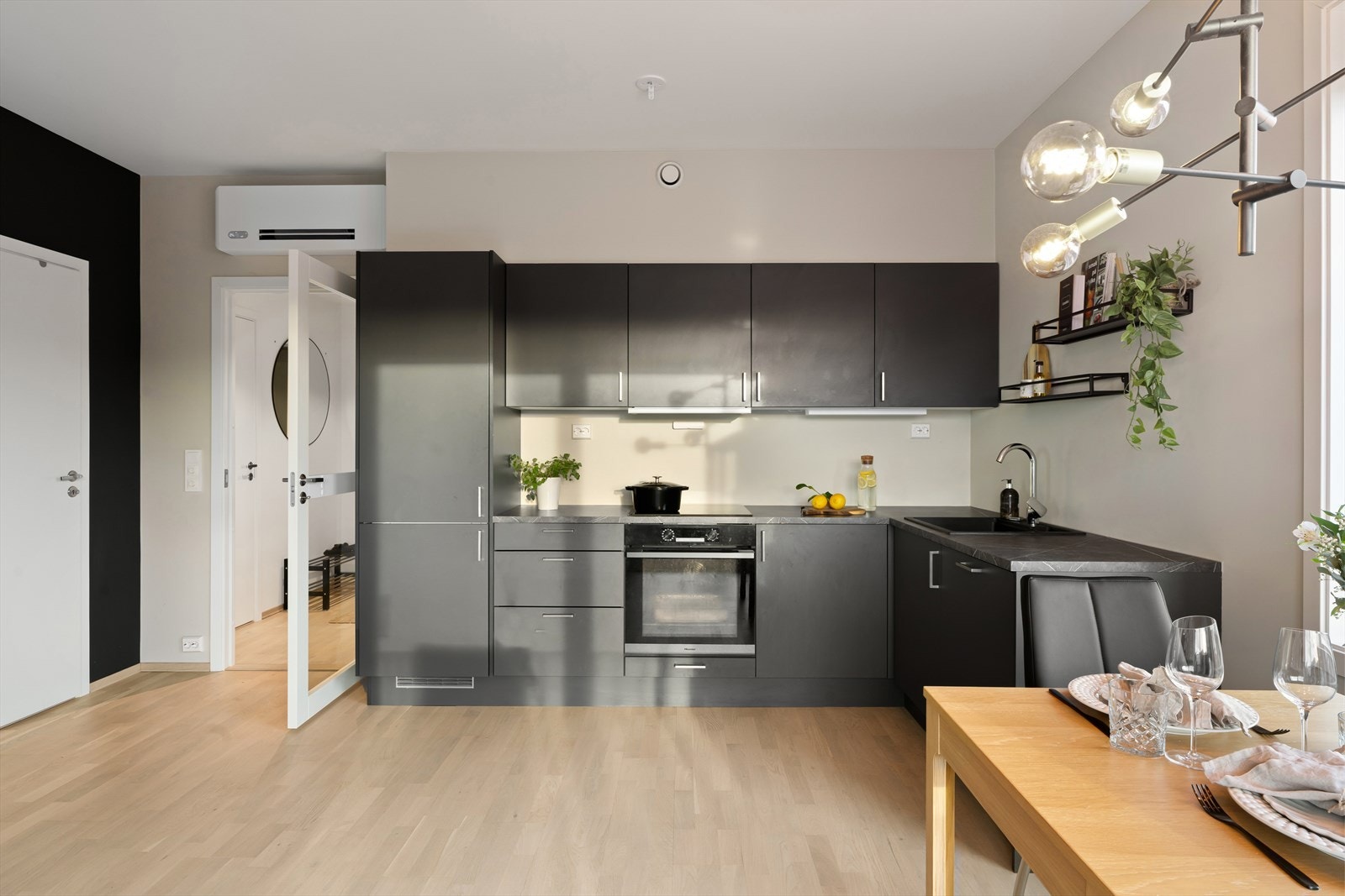 Lekkert kjøkken fra Norema med god skap- og benkeplass Galleribilde