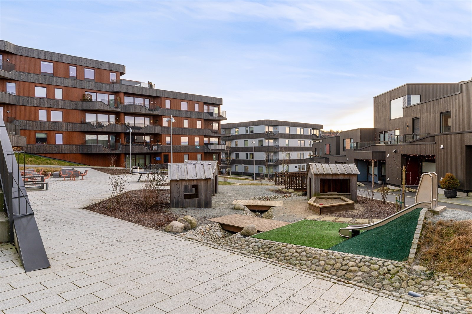 Gjerdebakken 6 ligger sentralt til blant nyere bebyggelse på Tasta, i et attraktiv og etterspurt område Galleribilde