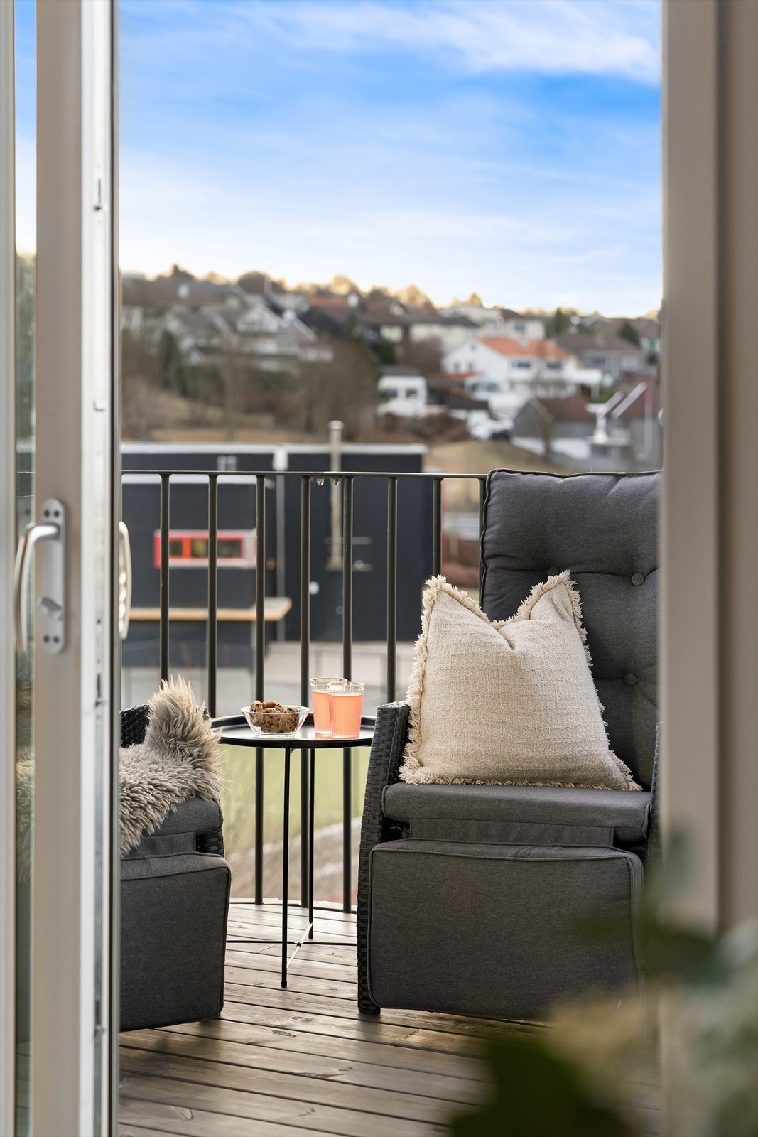 Utgang fra stuen til en kjekk sørvendt balkong Galleribilde