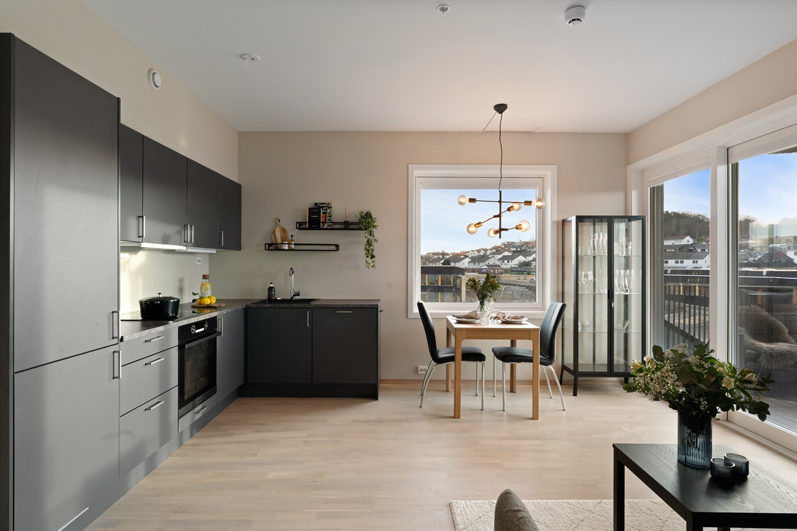 De gode vindusflatene gir rikelig med naturlig lys Galleribilde