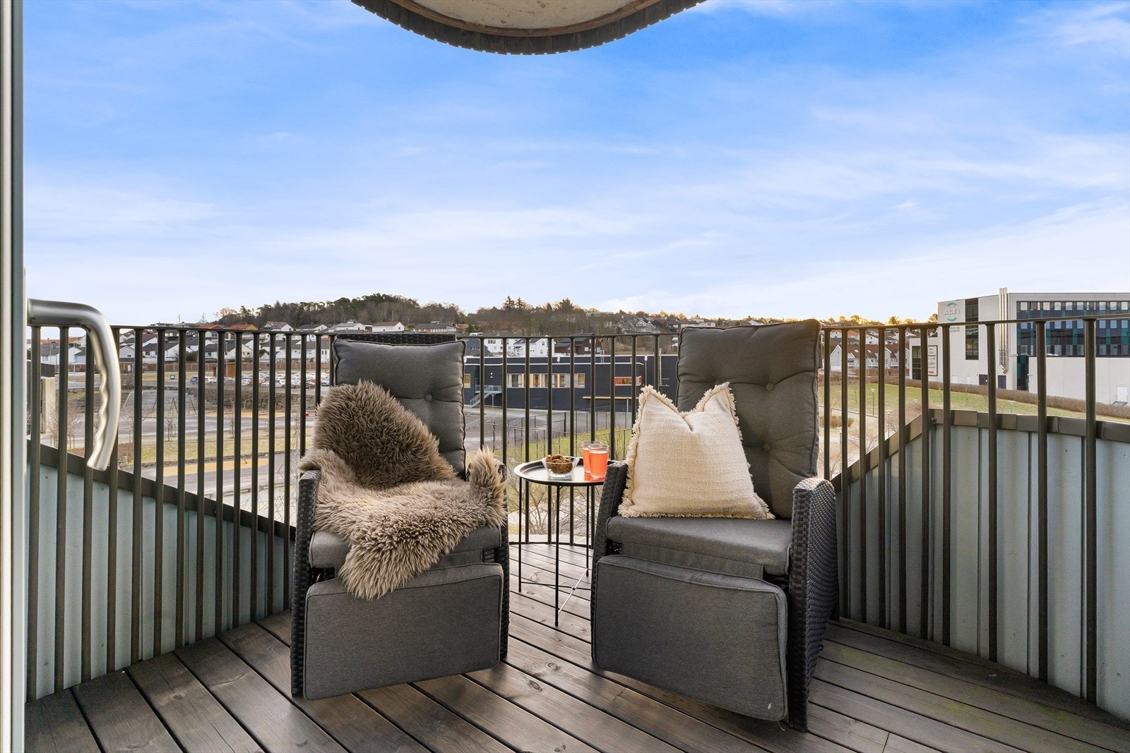 Sørvendt balkong med gode solforhold og fint utsyn mot fellesområdet/grøntområder Galleribilde