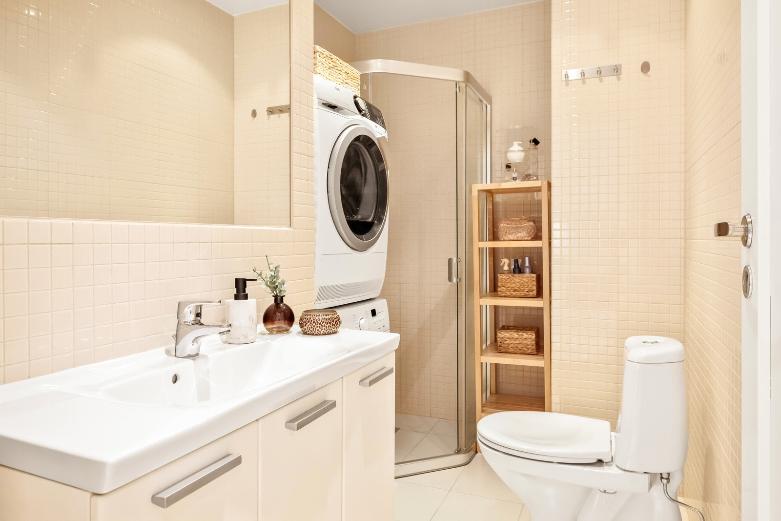 Badet er innredet med servant med underskap, dusjhjørne og toalett. Galleribilde