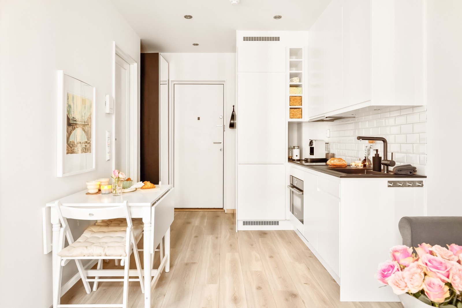 Stilrent Epoq-kjøkken fra 2020 med lyse fronter og sort benkeplate. Galleribilde