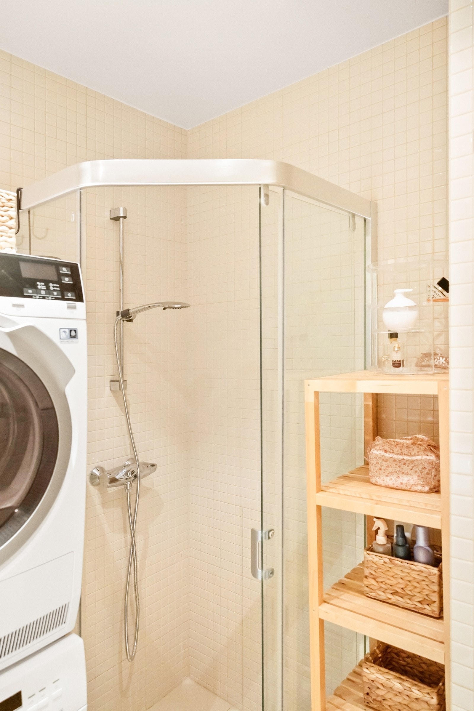 Opplegg for vaskemaskin og plass til tørketrommel. Galleribilde