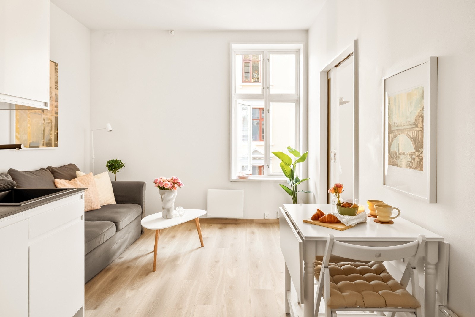 Åpen og effektiv stue- og kjøkkenløsning med god romfølelse. Galleribilde