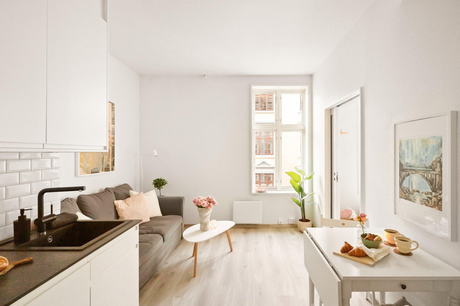 Store vindusflater slipper inn rikelig med dagslys og gir en luftig atmosfære. Galleribilde