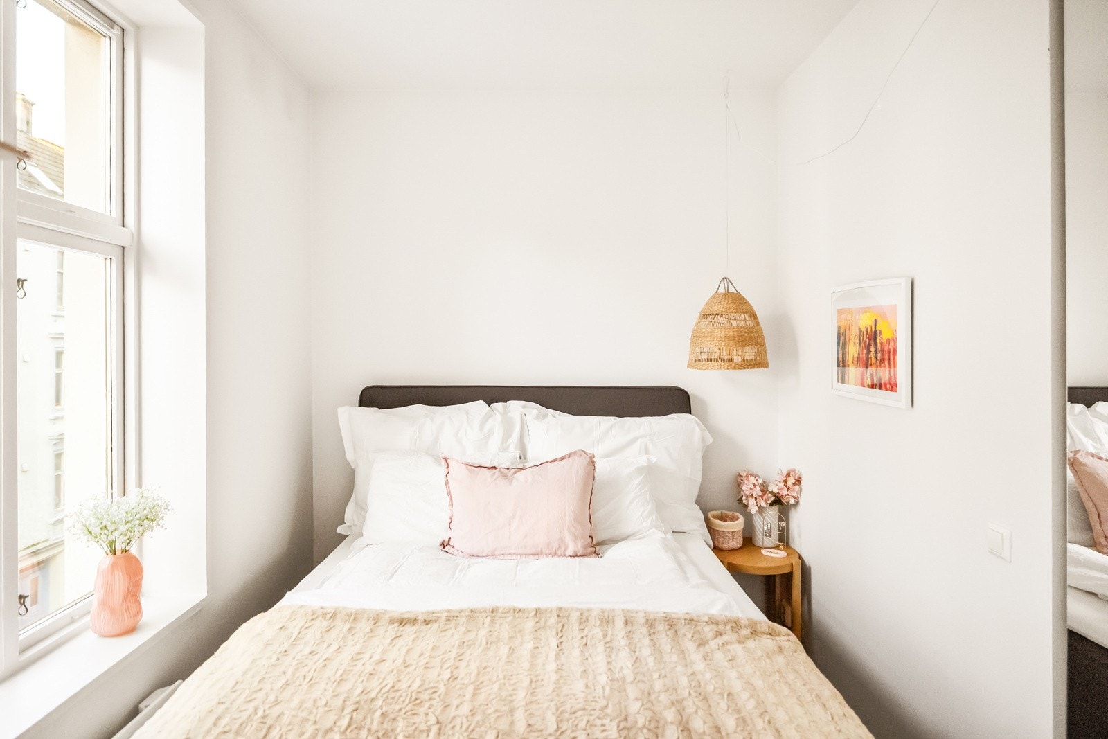 Soverom med plass til ønsket sengeløsning og tilhørende møblement. Galleribilde