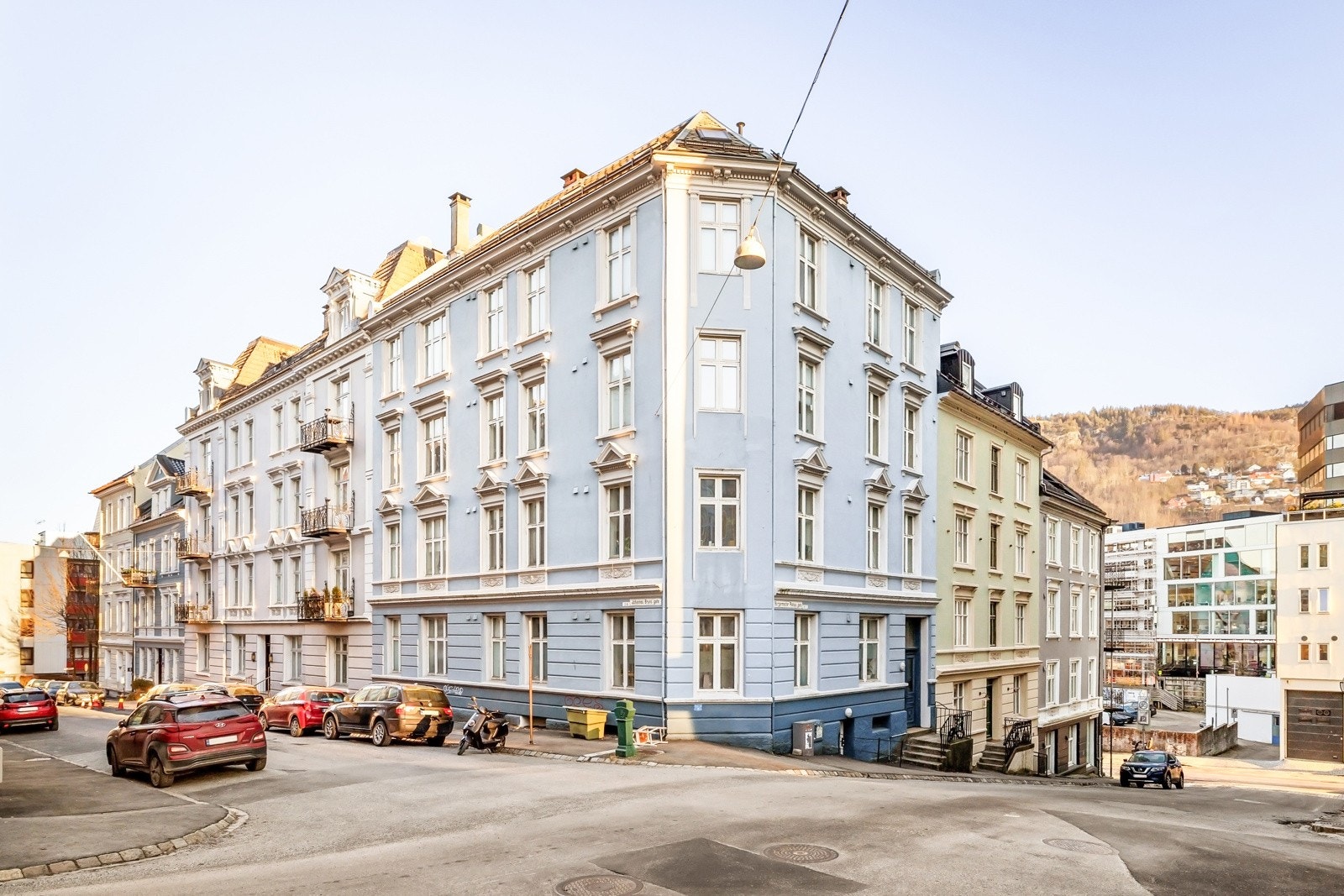 Klassisk byarkitektur i Borgermester Platous gate - midt i hjertet av Bergen sentrum. Galleribilde