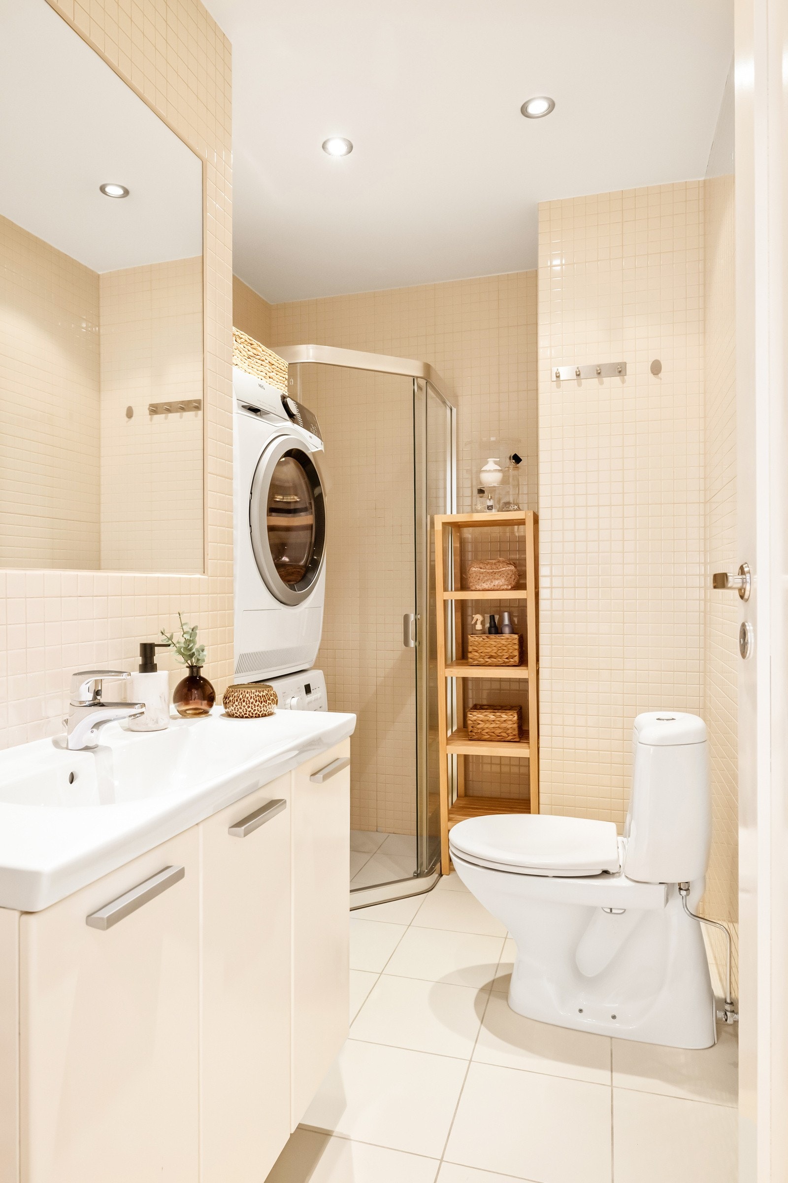 Helfliset bad med moderne uttrykk. Galleribilde