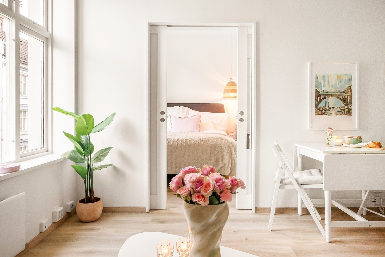 Doble skyvedører skaper en fleksibel overgang mellom stue og soverom. Galleribilde