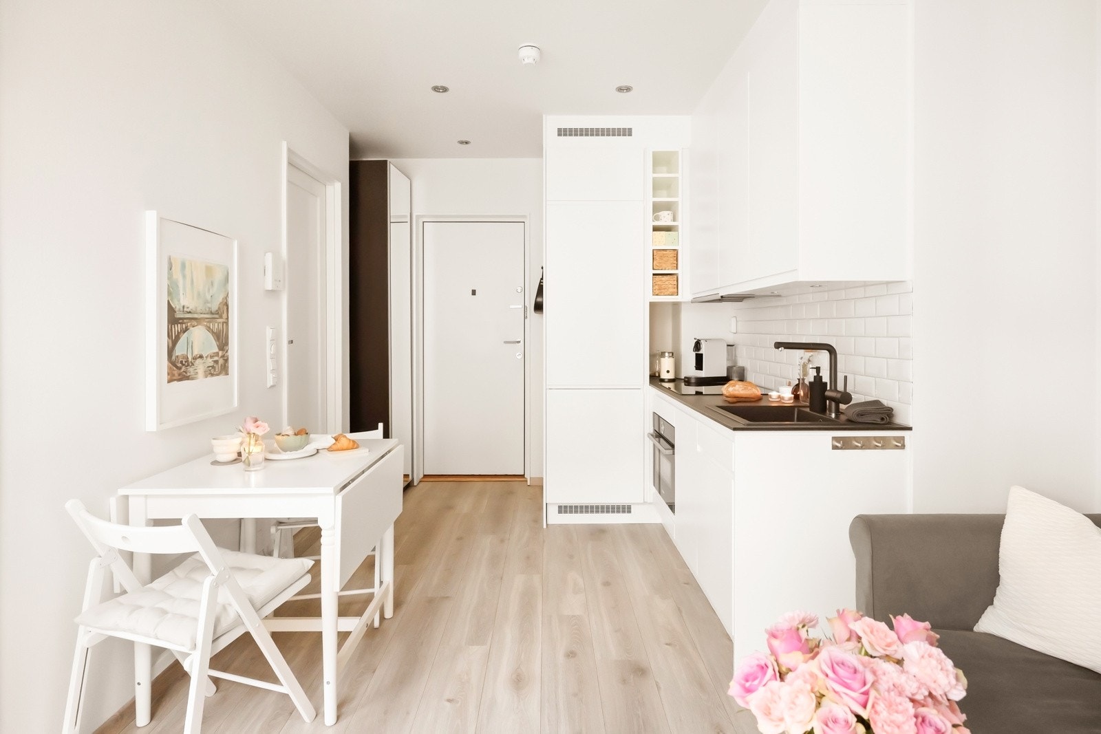 Badet er på ca. 4 m² og har adkomst fra entréområdet. Galleribilde