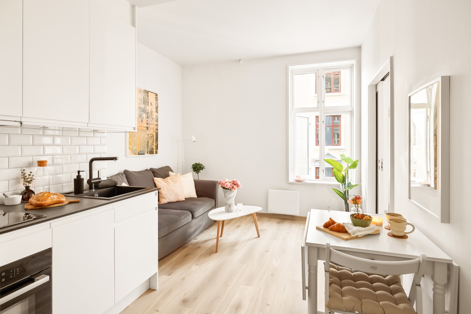 En moderne bolig med slette overflater og en-stavs gulv. Galleribilde