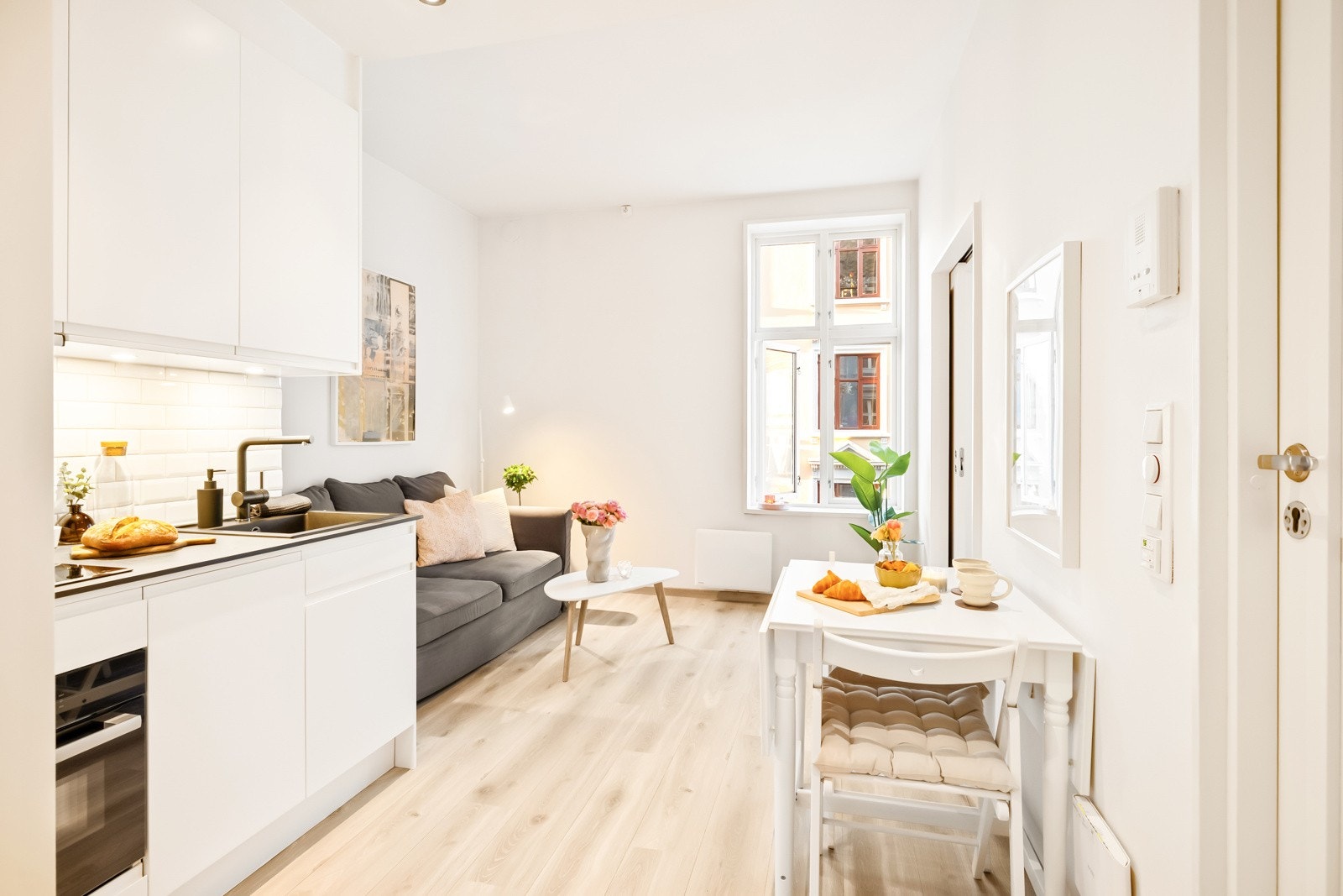 Velkommen inn - entré med garderobeskap og plass til yttertøy. Galleribilde