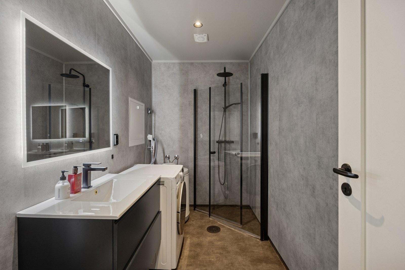 Badet ble totalrenovert i 2024 med moderne våtromsplater på vegger og vinylbelegg på gulv. Galleribilde